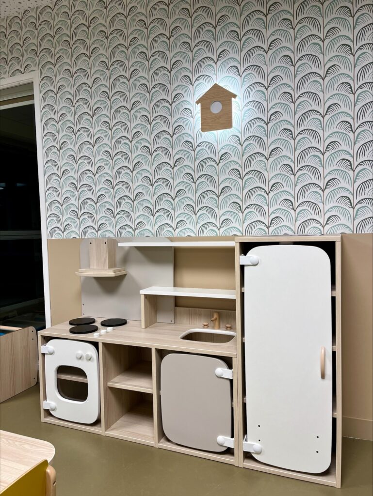 Meuble de cuisine Mathou dans la salle d'activité de la crèche Purpan 1 à Toulouse.