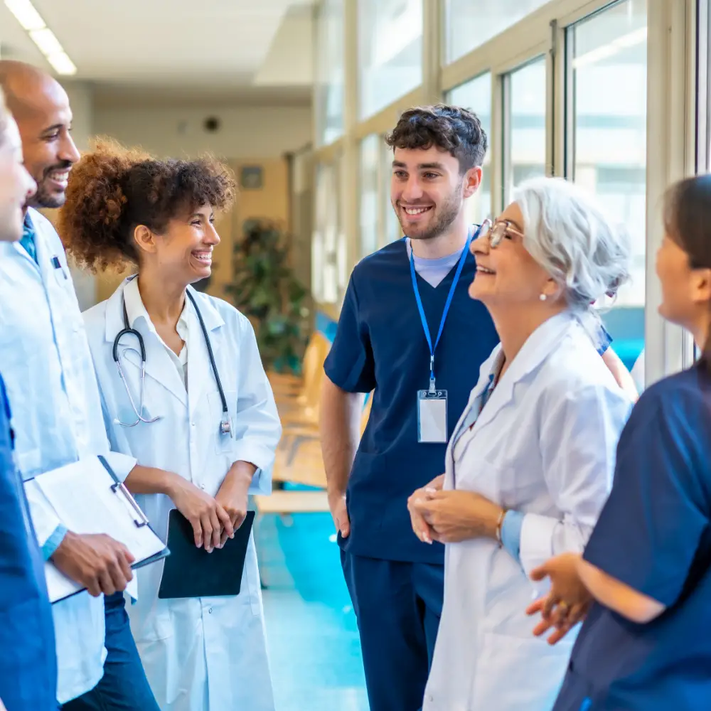 Une équipe médicale se retrouvant dans les couloirs d'un hopital
